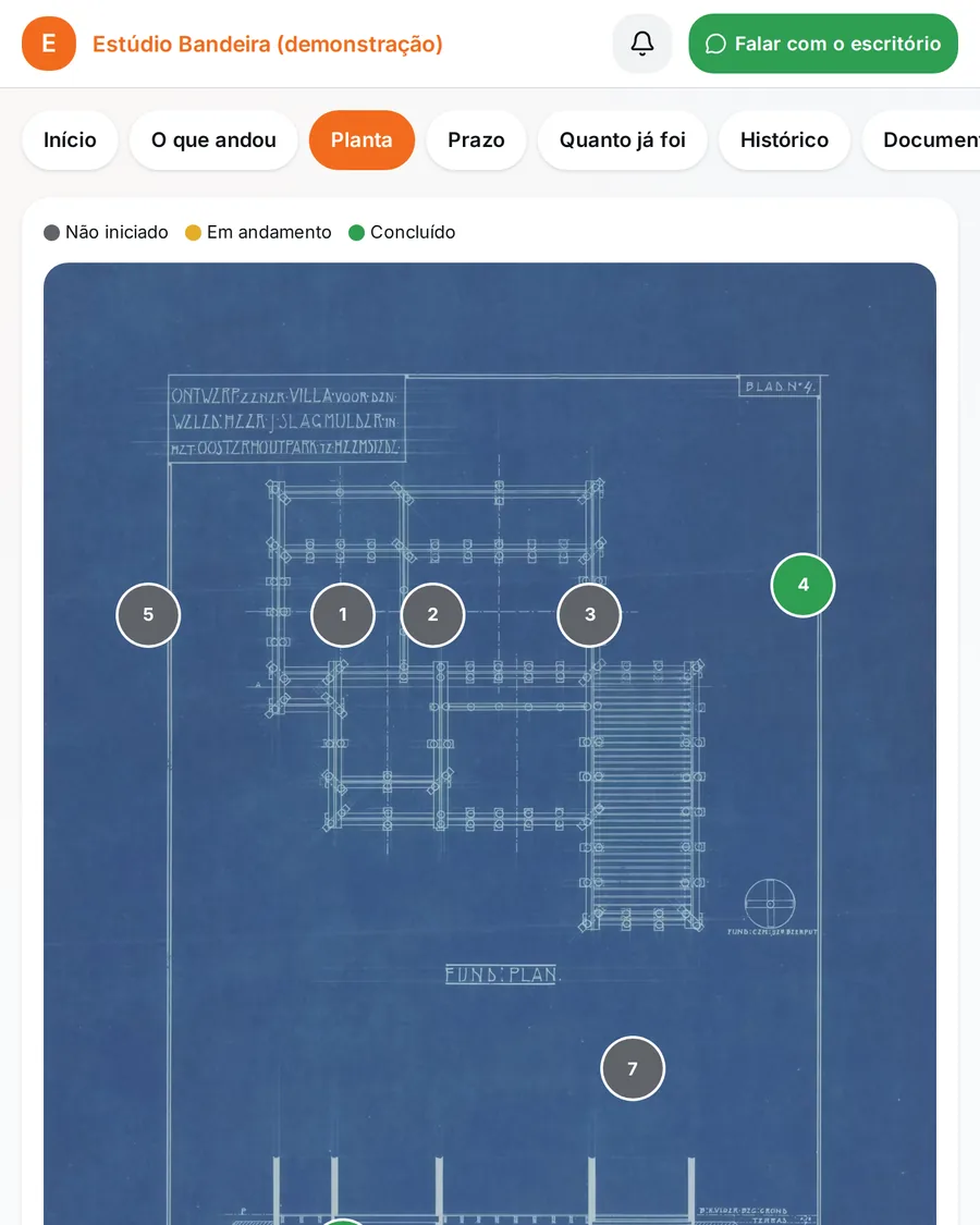Portal do cliente no celular, na aba Planta, com a planta da obra e os pontos marcados. A cor do escritório é personalizável; a que aparece é a de um escritório de exemplo.